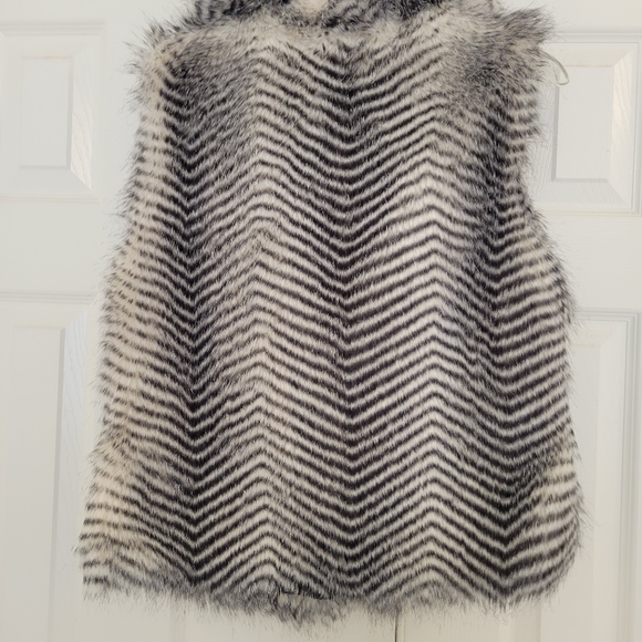 EUC Grey and white Faux fur vest.  Sz. M - Picture 4 of 4